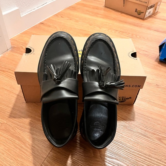 Dr. Martens Black Adrian smooth . Size 7 but fits more like 8 - Picture 4 of 4